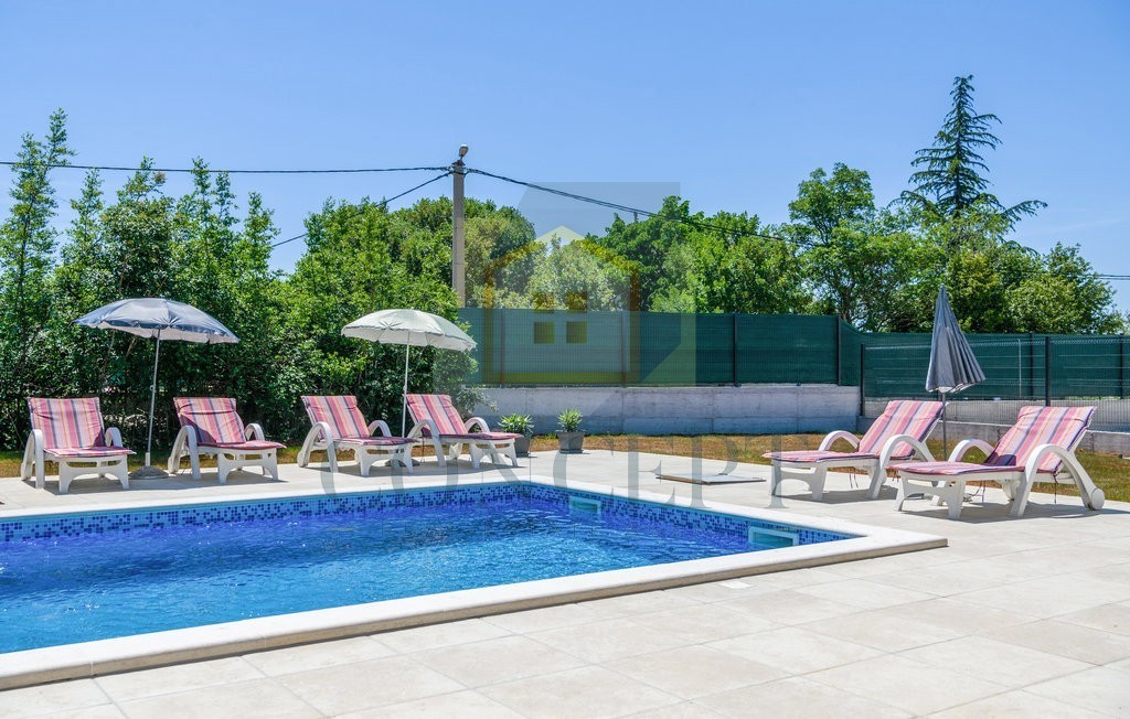 Labin, okolica, Prizemna hiša s bazenom in veliko dvorišče, 3,5 km od morja