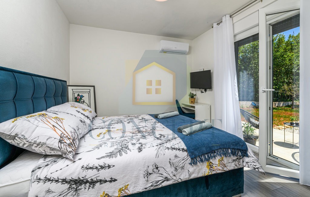 Labin, okolica, Prizemna hiša s bazenom in veliko dvorišče, 3,5 km od morja