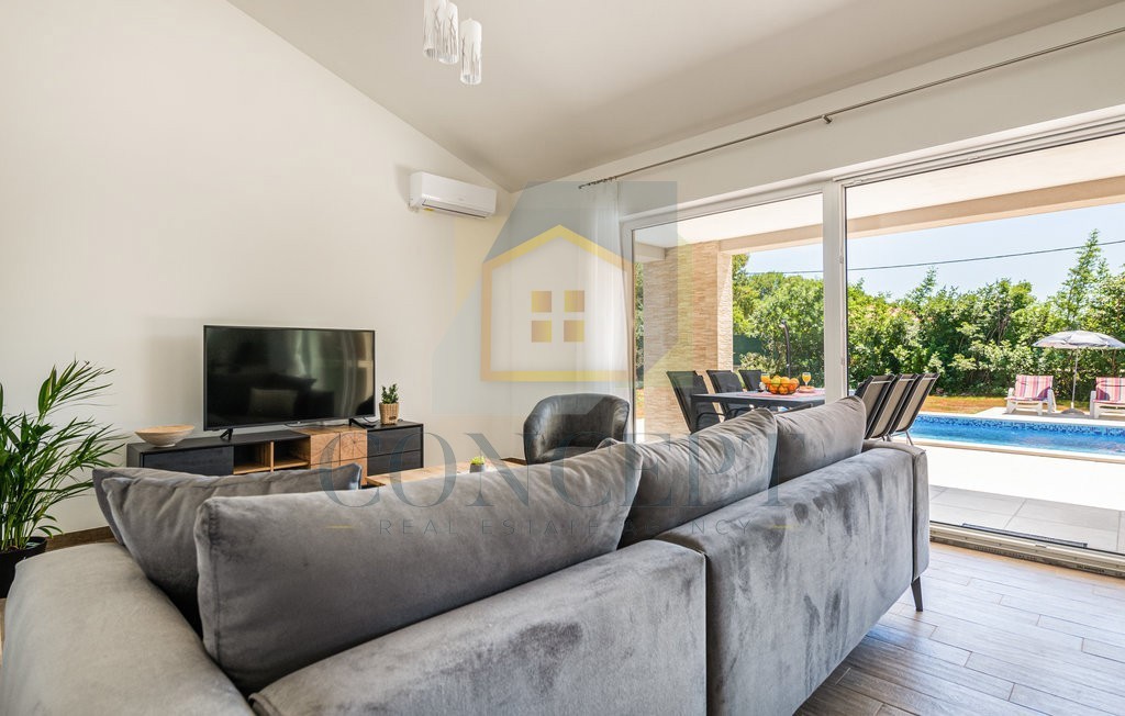 Labin, okolica, Prizemna hiša s bazenom in veliko dvorišče, 3,5 km od morja