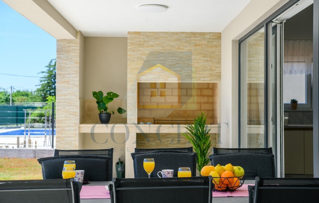 Labin, okolica, Prizemna hiša s bazenom in veliko dvorišče, 3,5 km od morja