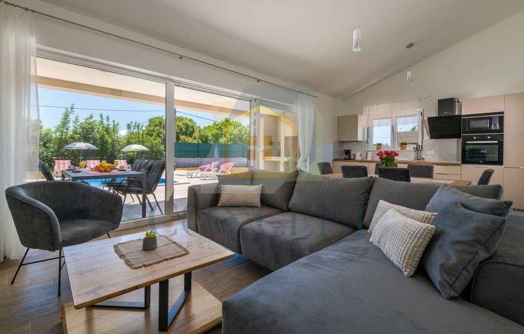 Labin, okolica, Prizemna hiša s bazenom in veliko dvorišče, 3,5 km od morja