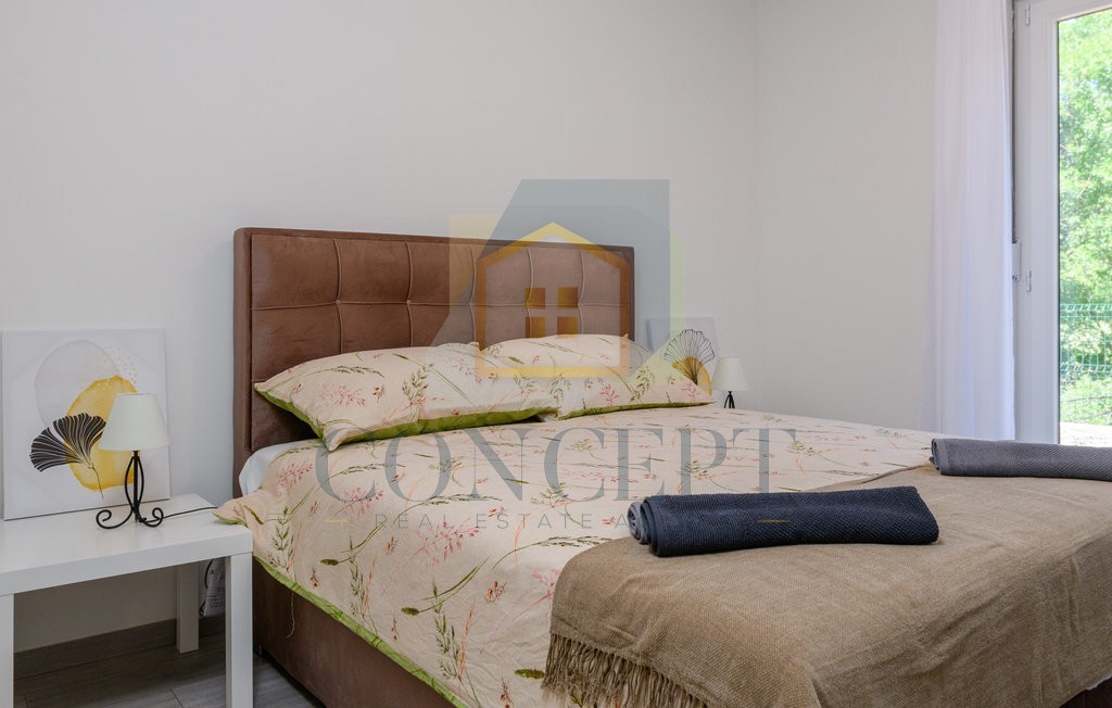 Labin, okolica, Prizemna hiša s bazenom in veliko dvorišče, 3,5 km od morja