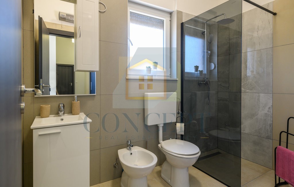 Labin, okolica, Prizemna hiša s bazenom in veliko dvorišče, 3,5 km od morja