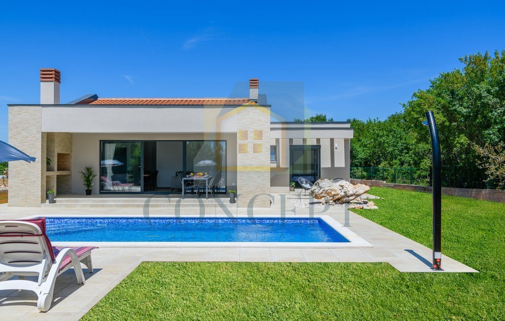 Labin, okolica, Prizemna hiša s bazenom in veliko dvorišče, 3,5 km od morja