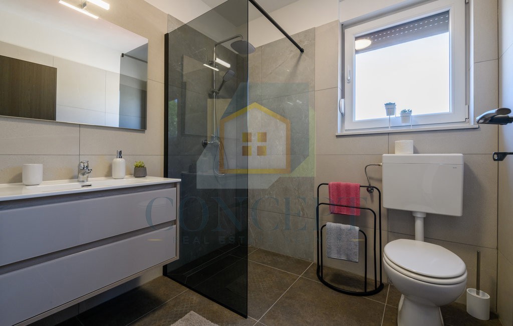 Labin, okolica, Prizemna hiša s bazenom in veliko dvorišče, 3,5 km od morja