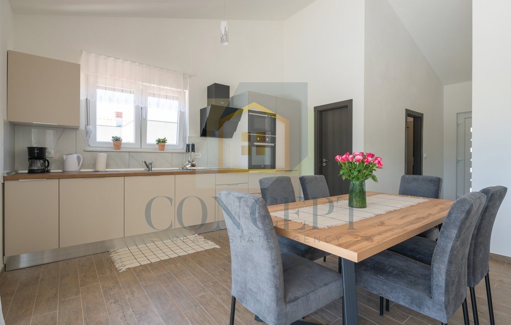 Labin, okolica, Prizemna hiša s bazenom in veliko dvorišče, 3,5 km od morja