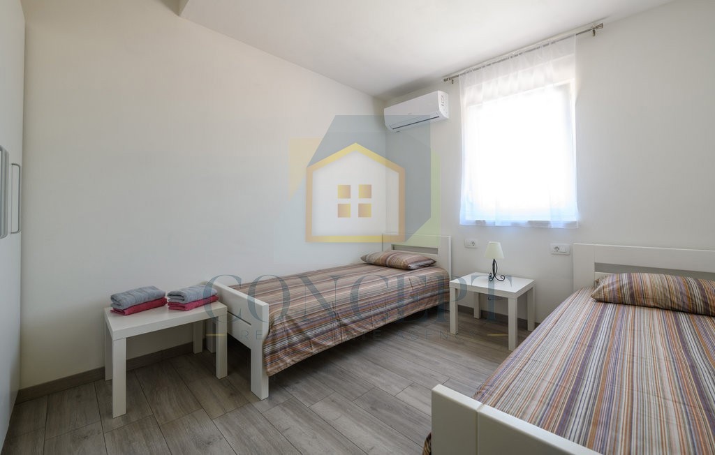 Labin, okolica, Prizemna hiša s bazenom in veliko dvorišče, 3,5 km od morja