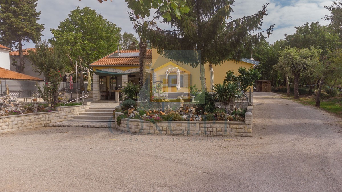 Poreč, okolica, Samostojeća hiša z veliko parcelo 6600 m2, 7 km od morja