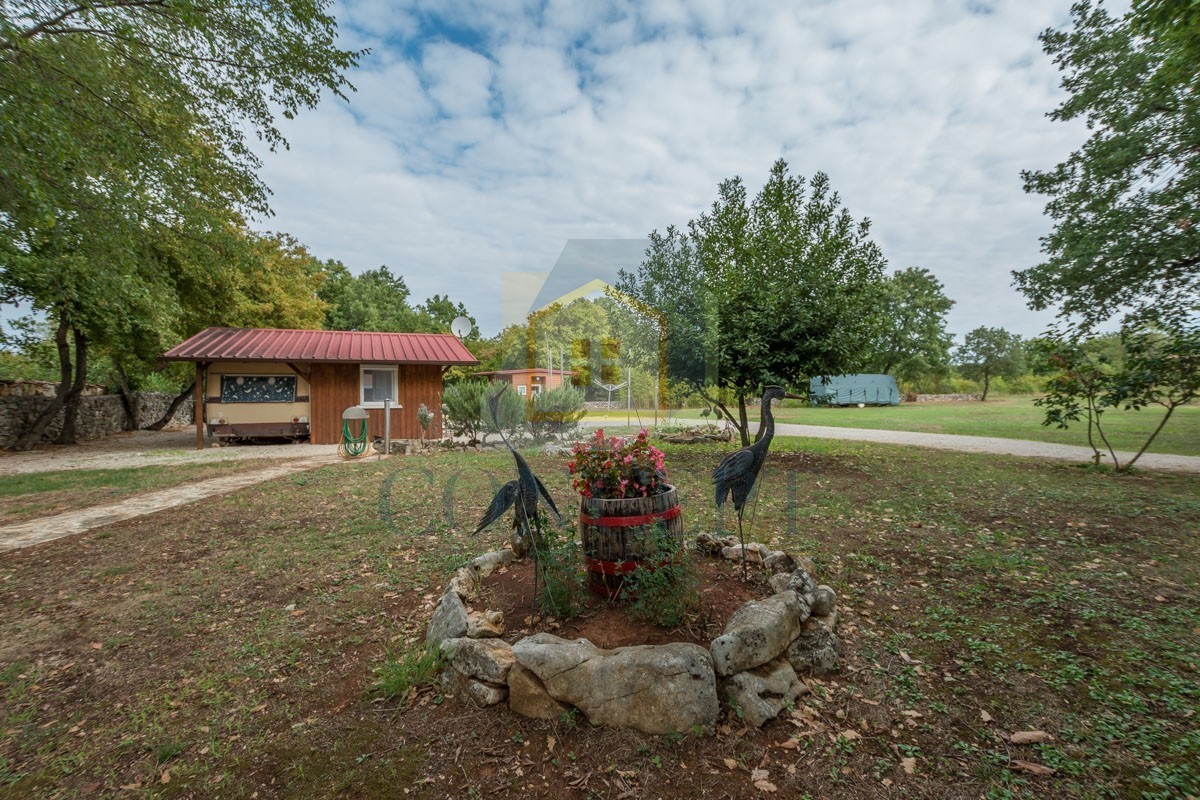 Poreč, okolica, Samostojeća hiša z veliko parcelo 6600 m2, 7 km od morja