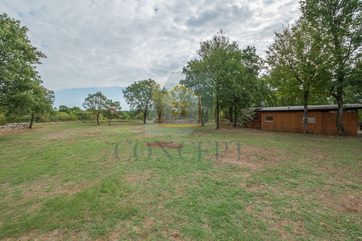 Poreč, okolica, Samostojeća hiša z veliko parcelo 6600 m2, 7 km od morja