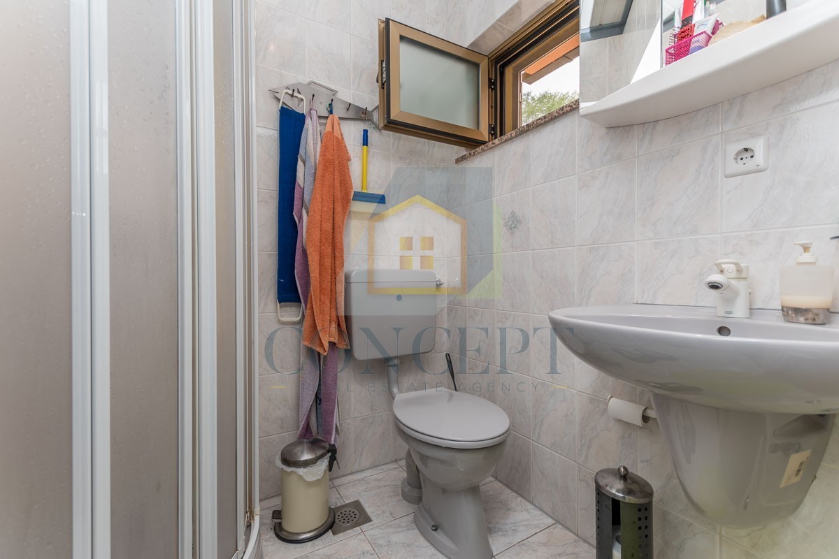 Poreč, okolica, Samostojeća hiša z veliko parcelo 6600 m2, 7 km od morja