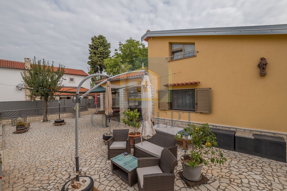 Poreč, okolica, Samostojeća hiša z veliko parcelo 6600 m2, 7 km od morja