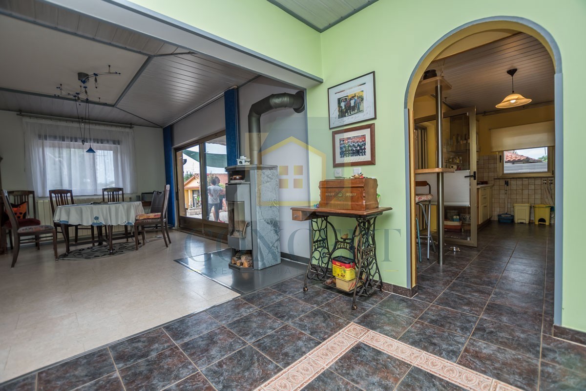 Poreč, okolica, Samostojeća hiša z veliko parcelo 6600 m2, 7 km od morja