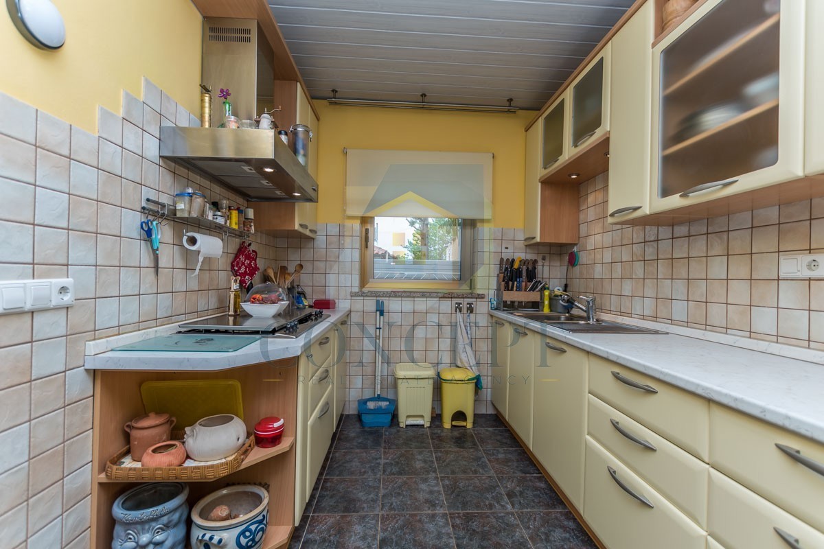 Poreč, okolica, Samostojeća hiša z veliko parcelo 6600 m2, 7 km od morja