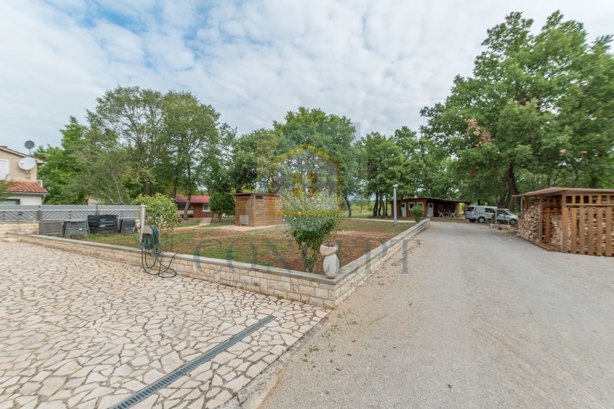 Poreč, okolica, Samostojeća hiša z veliko parcelo 6600 m2, 7 km od morja