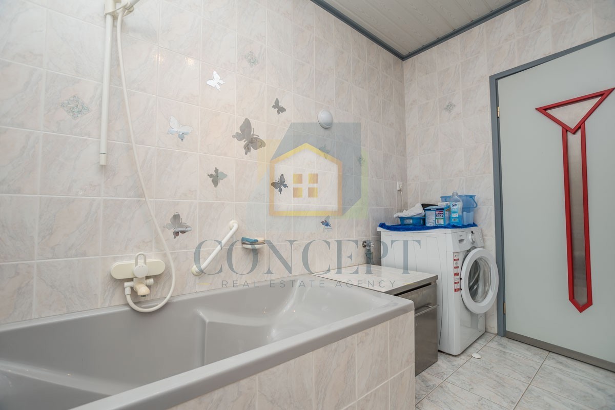 Poreč, okolica, Samostojeća hiša z veliko parcelo 6600 m2, 7 km od morja