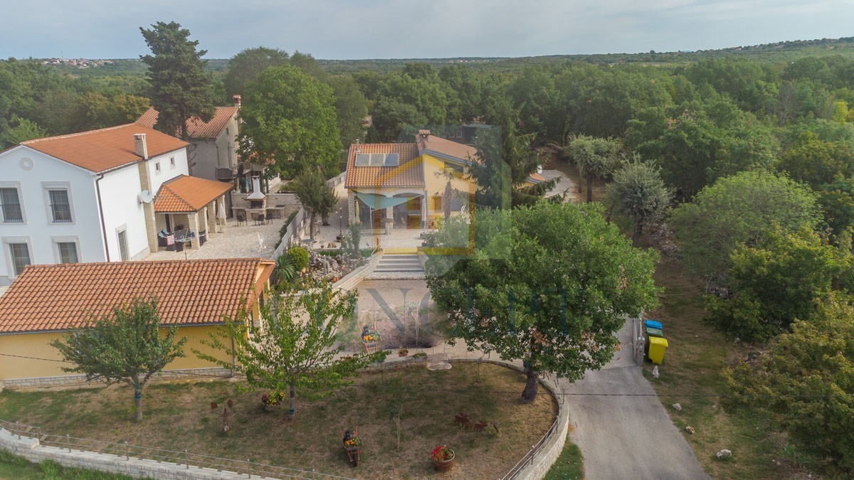 Poreč, okolica, Samostojeća hiša z veliko parcelo 6600 m2, 7 km od morja
