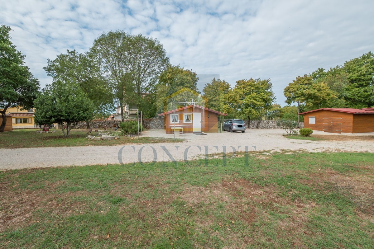 Poreč, okolica, Samostojeća hiša z veliko parcelo 6600 m2, 7 km od morja