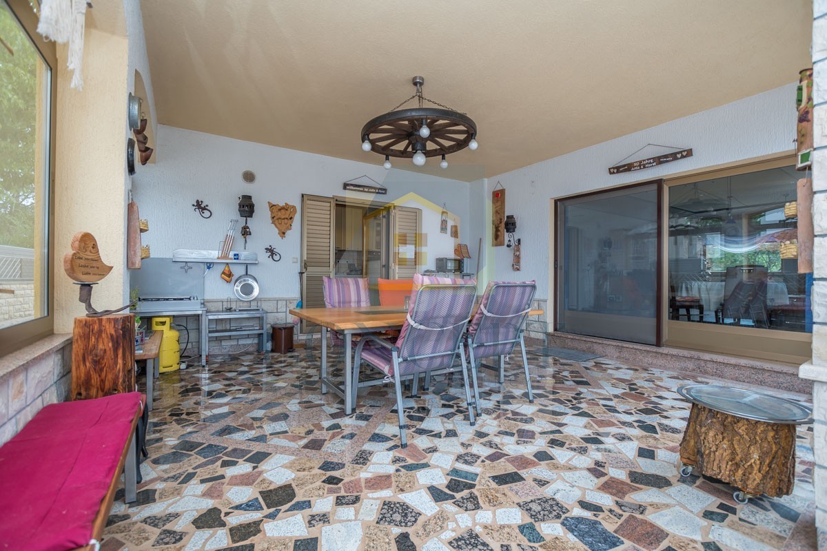 Poreč, okolica, Samostojeća hiša z veliko parcelo 6600 m2, 7 km od morja