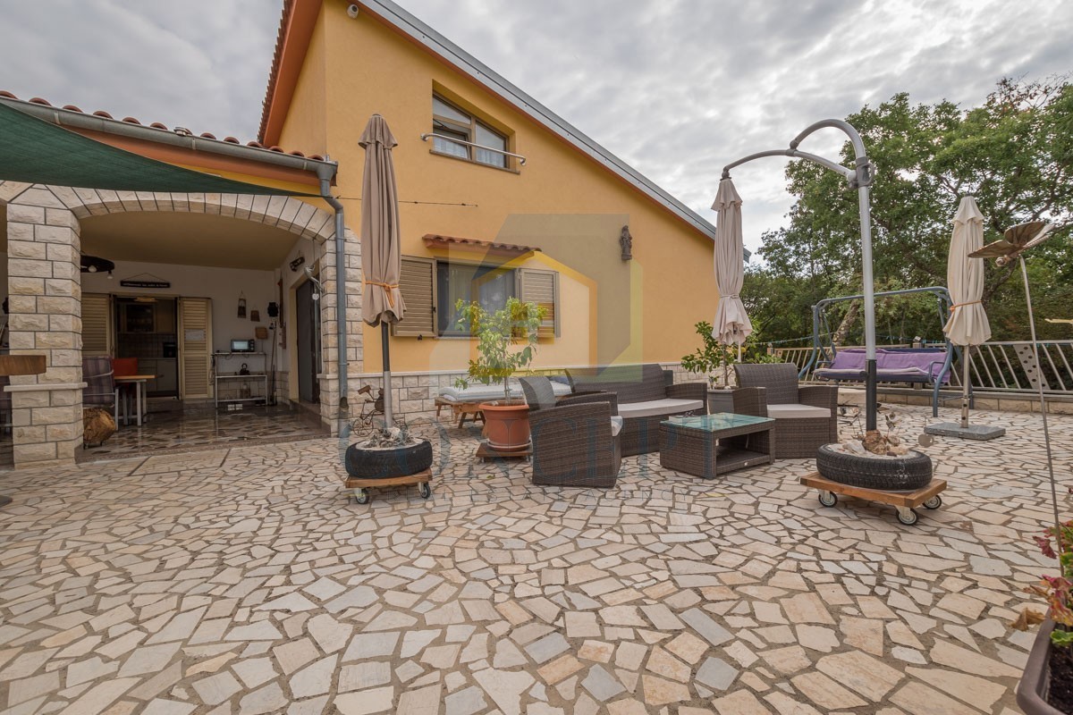 Poreč, okolica, Samostojeća hiša z veliko parcelo 6600 m2, 7 km od morja