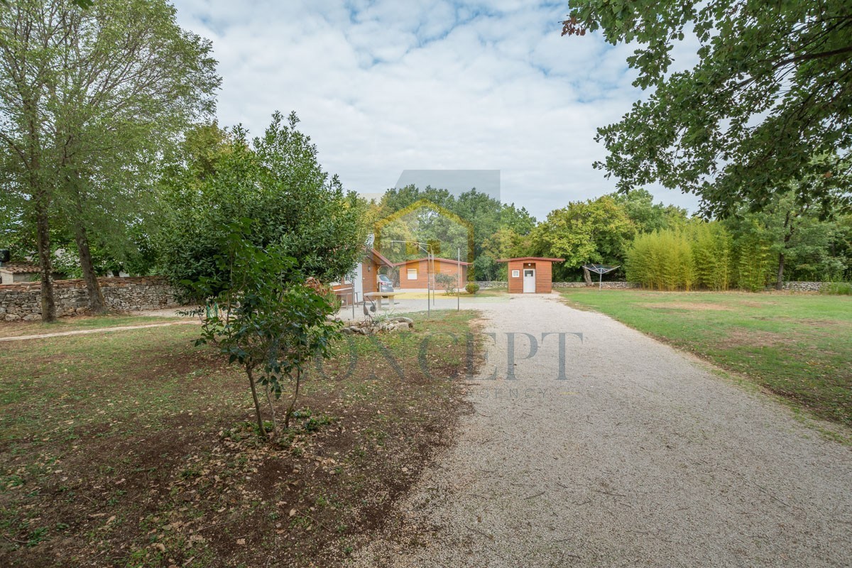 Poreč, okolica, Samostojeća hiša z veliko parcelo 6600 m2, 7 km od morja