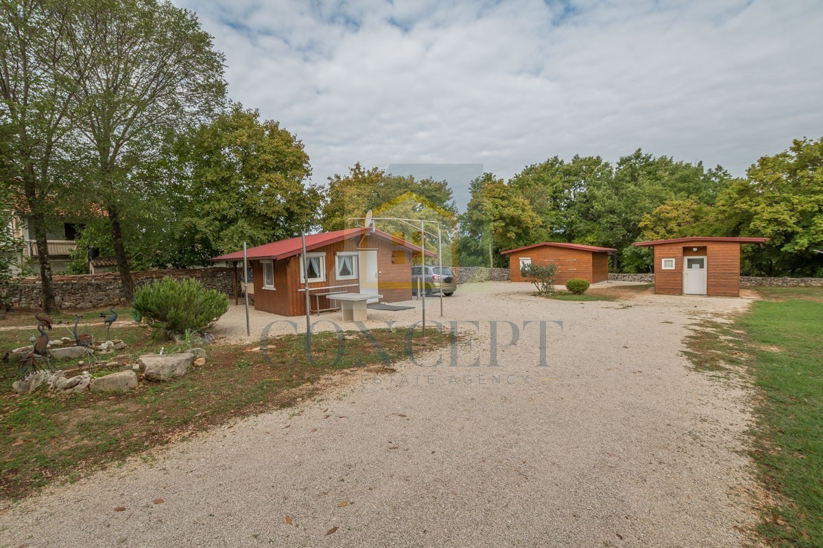 Poreč, okolica, Samostojeća hiša z veliko parcelo 6600 m2, 7 km od morja