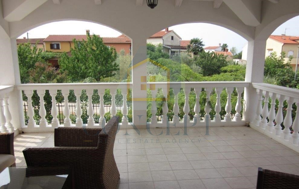 Poreč, Mali Maj - EKSKLUZIVA AGENCIJE - Samostojna velika družinska hiša, 200 m od morja