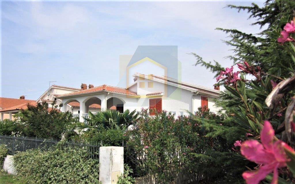 Poreč, Mali Maj - EKSKLUZIVA AGENCIJE - Samostojna velika družinska hiša, 200 m od morja