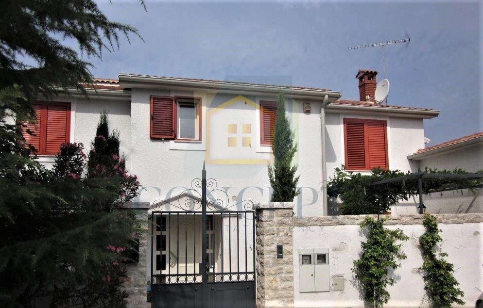 Poreč, Mali Maj - EKSKLUZIVA AGENCIJE - Samostojna velika družinska hiša, 200 m od morja