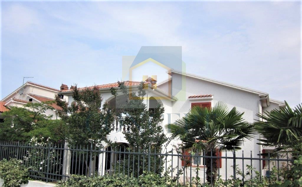 Poreč, Mali Maj - EKSKLUZIVA AGENCIJE - Samostojna velika družinska hiša, 200 m od morja