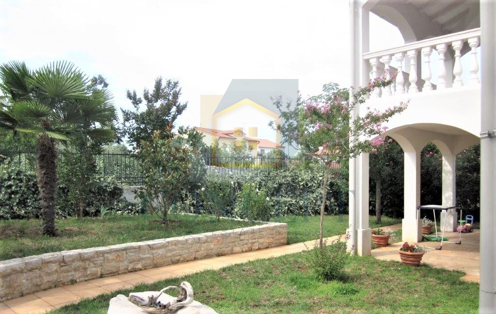 Poreč, Mali Maj - EKSKLUZIVA AGENCIJE - Samostojna velika družinska hiša, 200 m od morja