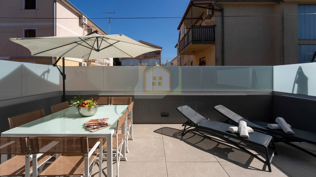 Poreč, okolica, Hiša v nizu s bazenom na odlični lokaciji, 500 m od morja