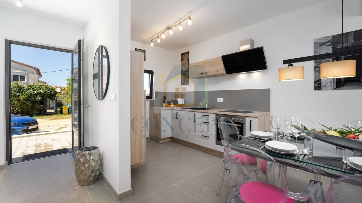 Poreč, okolica, Hiša v nizu s bazenom na odlični lokaciji, 500 m od morja