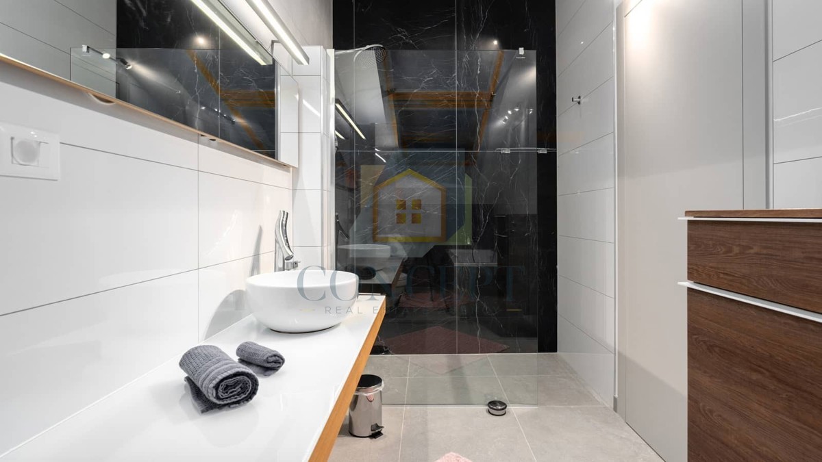 Poreč, okolica, Hiša v nizu s bazenom na odlični lokaciji, 500 m od morja