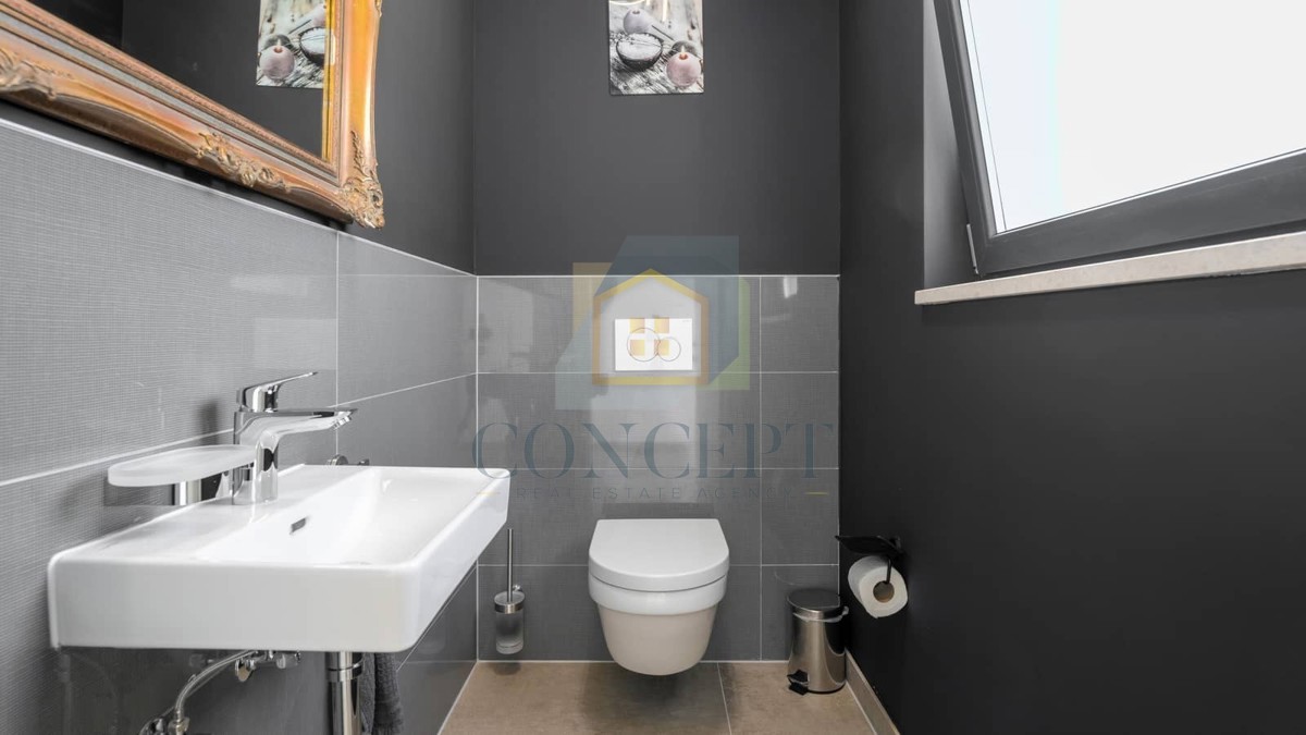 Poreč, okolica, Hiša v nizu s bazenom na odlični lokaciji, 500 m od morja