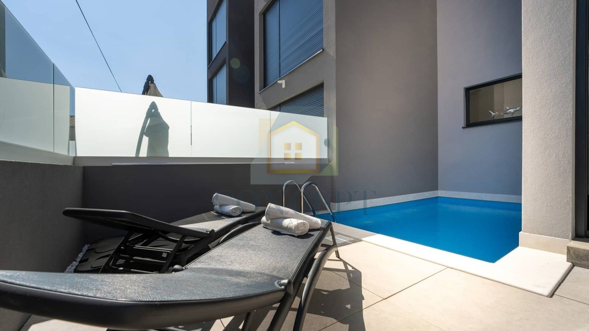 Poreč, okolica, Hiša v nizu s bazenom na odlični lokaciji, 500 m od morja