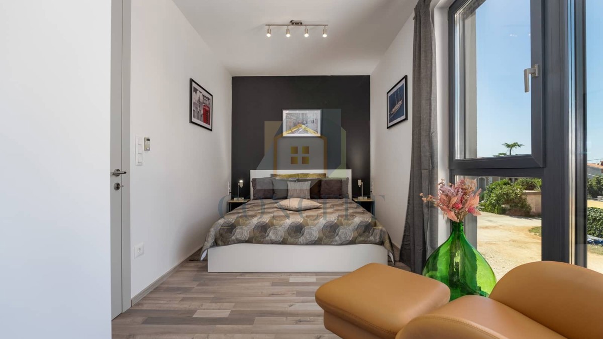 Poreč, okolica, Hiša v nizu s bazenom na odlični lokaciji, 500 m od morja