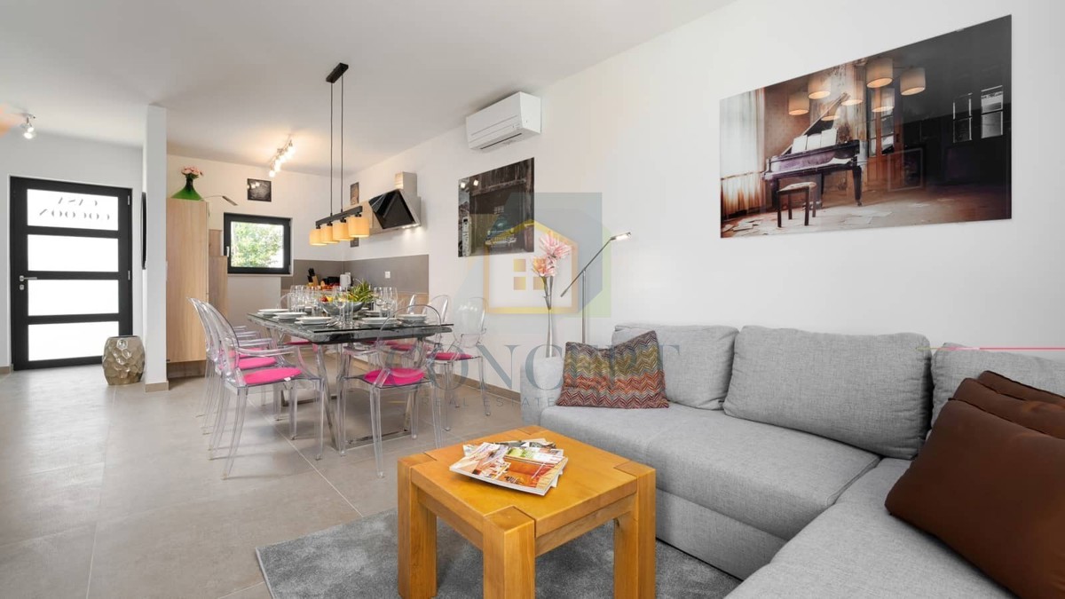 Poreč, okolica, Hiša v nizu s bazenom na odlični lokaciji, 500 m od morja