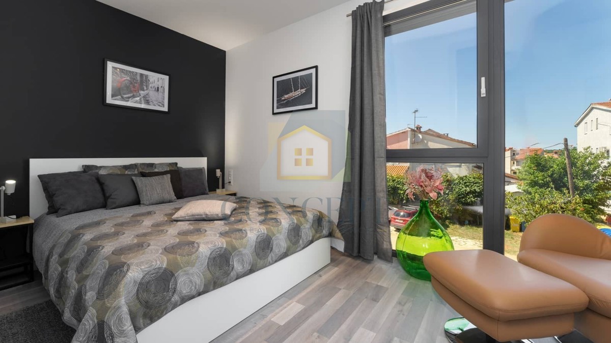 Poreč, okolica, Hiša v nizu s bazenom na odlični lokaciji, 500 m od morja