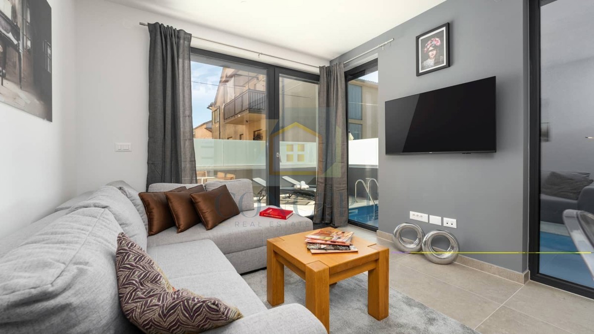 Poreč, okolica, Hiša v nizu s bazenom na odlični lokaciji, 500 m od morja