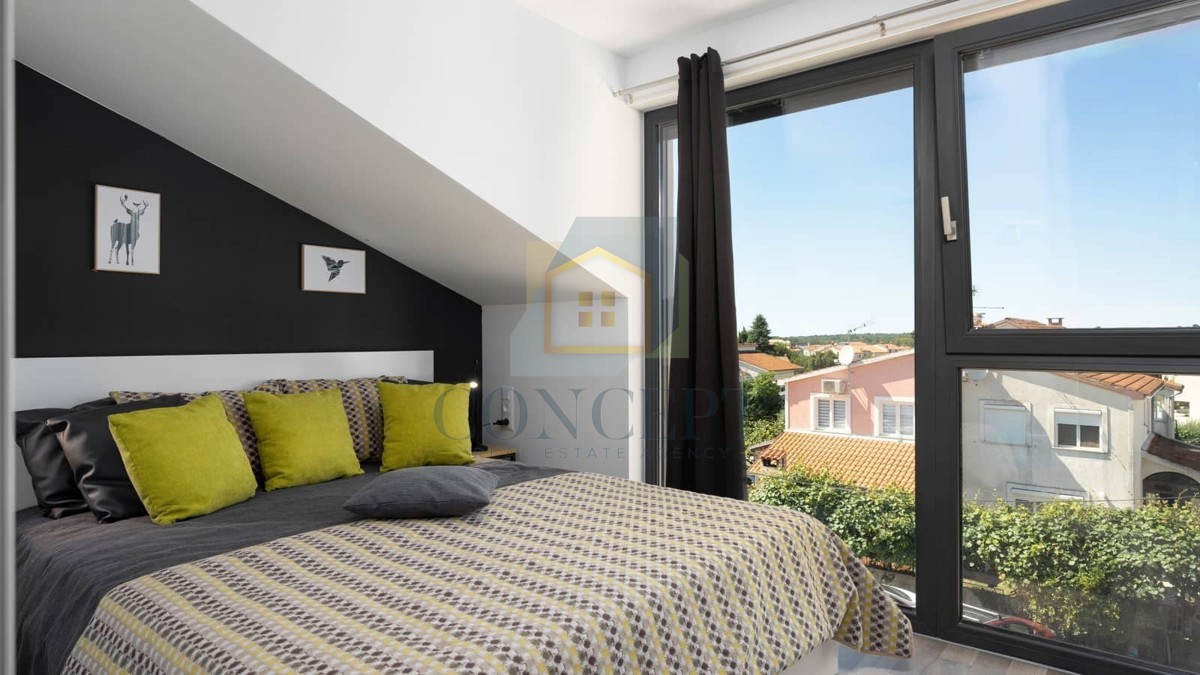 Poreč, okolica, Hiša v nizu s bazenom na odlični lokaciji, 500 m od morja