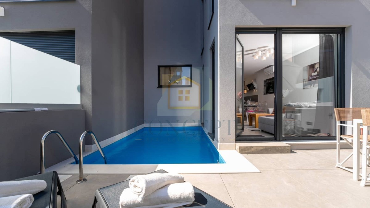 Poreč, okolica, Hiša v nizu s bazenom na odlični lokaciji, 500 m od morja