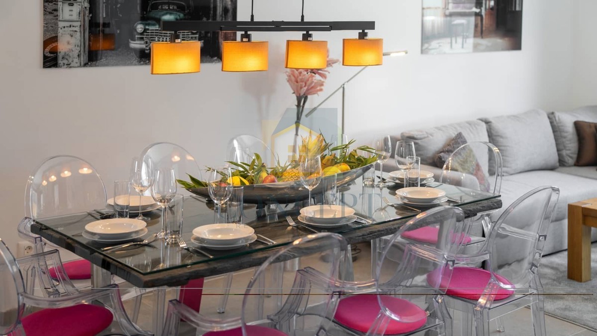 Poreč, okolica, Hiša v nizu s bazenom na odlični lokaciji, 500 m od morja