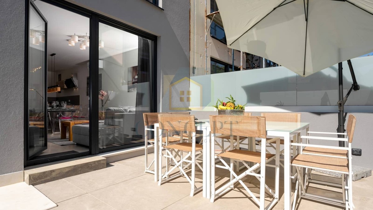 Poreč, okolica, Hiša v nizu s bazenom na odlični lokaciji, 500 m od morja