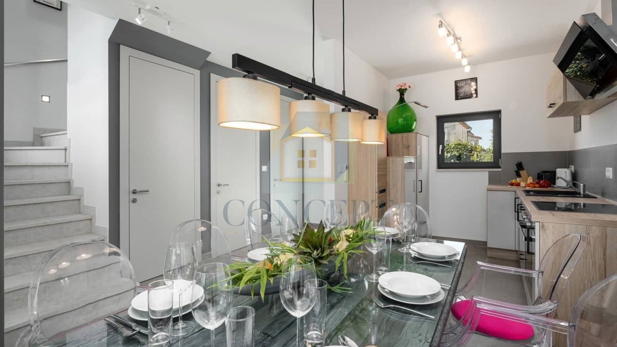 Poreč, okolica, Hiša v nizu s bazenom na odlični lokaciji, 500 m od morja