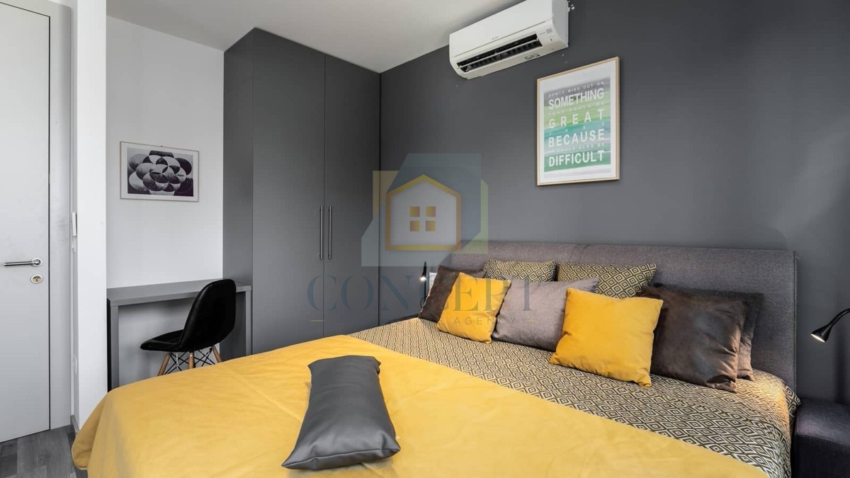 Poreč, okolica, Hiša v nizu s bazenom na odlični lokaciji, 500 m od morja