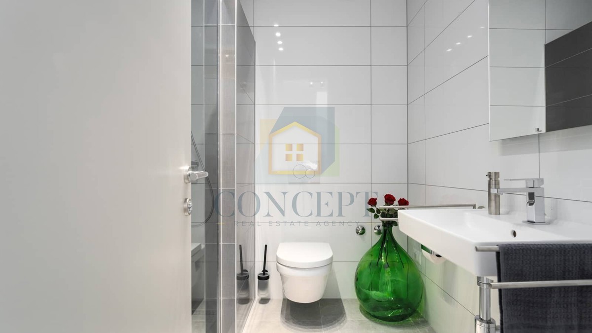 Poreč, okolica, Hiša v nizu s bazenom na odlični lokaciji, 500 m od morja