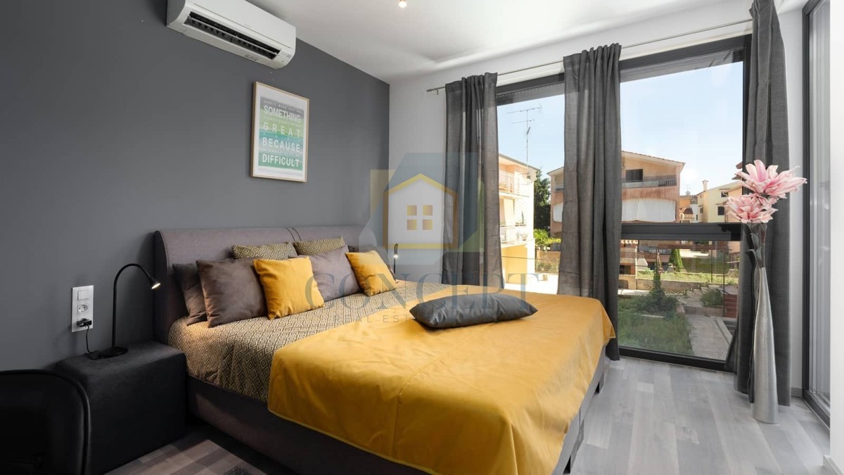 Poreč, okolica, Hiša v nizu s bazenom na odlični lokaciji, 500 m od morja