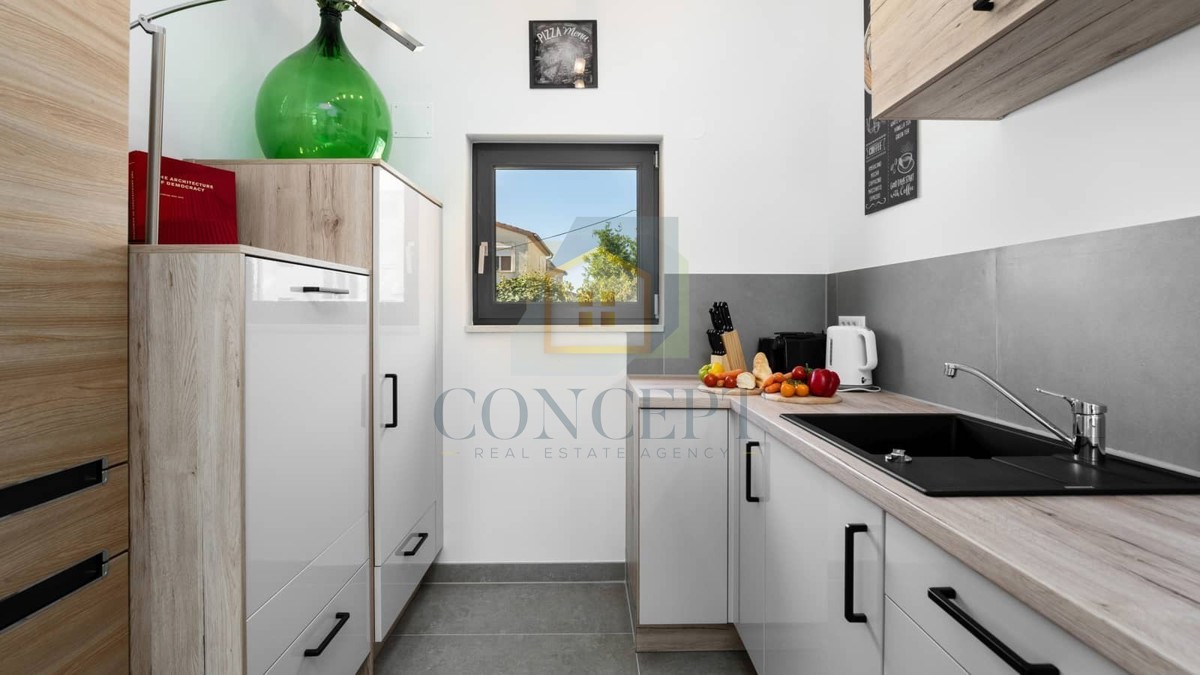 Poreč, okolica, Hiša v nizu s bazenom na odlični lokaciji, 500 m od morja