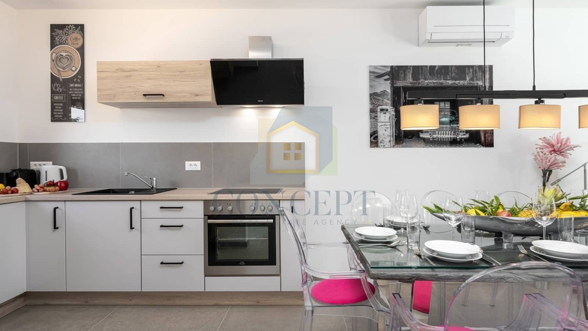 Poreč, okolica, Hiša v nizu s bazenom na odlični lokaciji, 500 m od morja